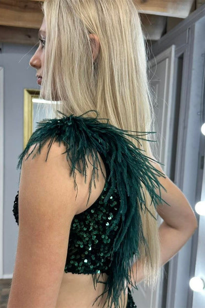 Vestido largo de sirena con un solo hombro, plumas y lentejuelas, con abertura