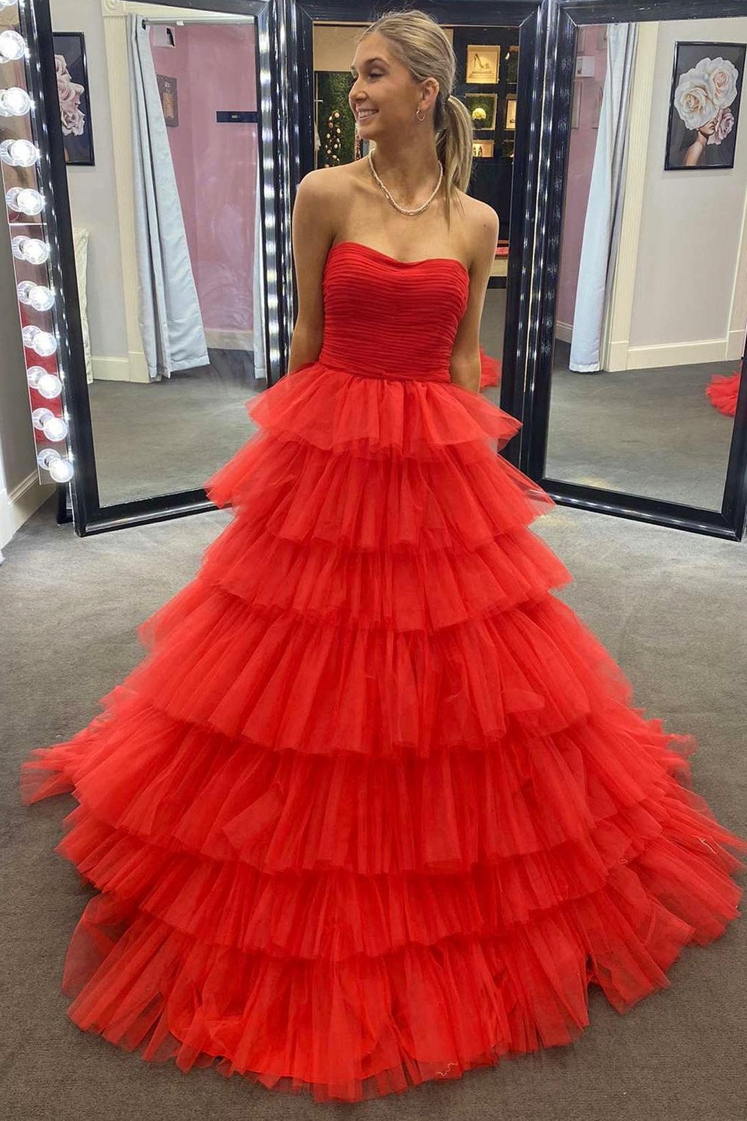 Abito da sera a balze in tulle senza spalline a linea ad A con volant