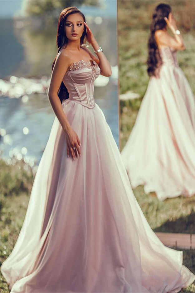 Vestido longo de baile sem alças em linha A com aplicação de tule e pregas