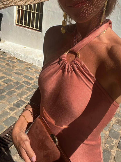 Neckholder-Kleid mit trägerlosem Ringträger und unregelmäßigem Schnitt 