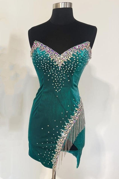 Trägerloses, kurzes Cocktailkleid aus Samt mit Perlen und Quasten