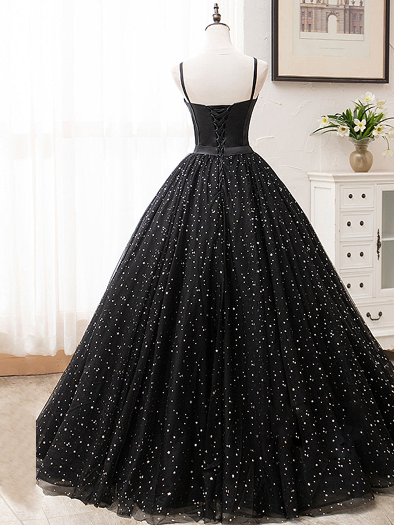 Langes schwarzes Ballkleid mit V-Ausschnitt und Glitzer