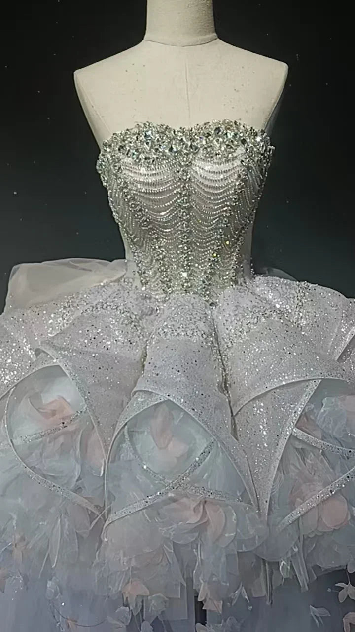 Vestido com botão de flor adornado com cristais e penas véu estrelado