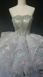 Vestido com botão de flor adornado com cristais e penas véu estrelado