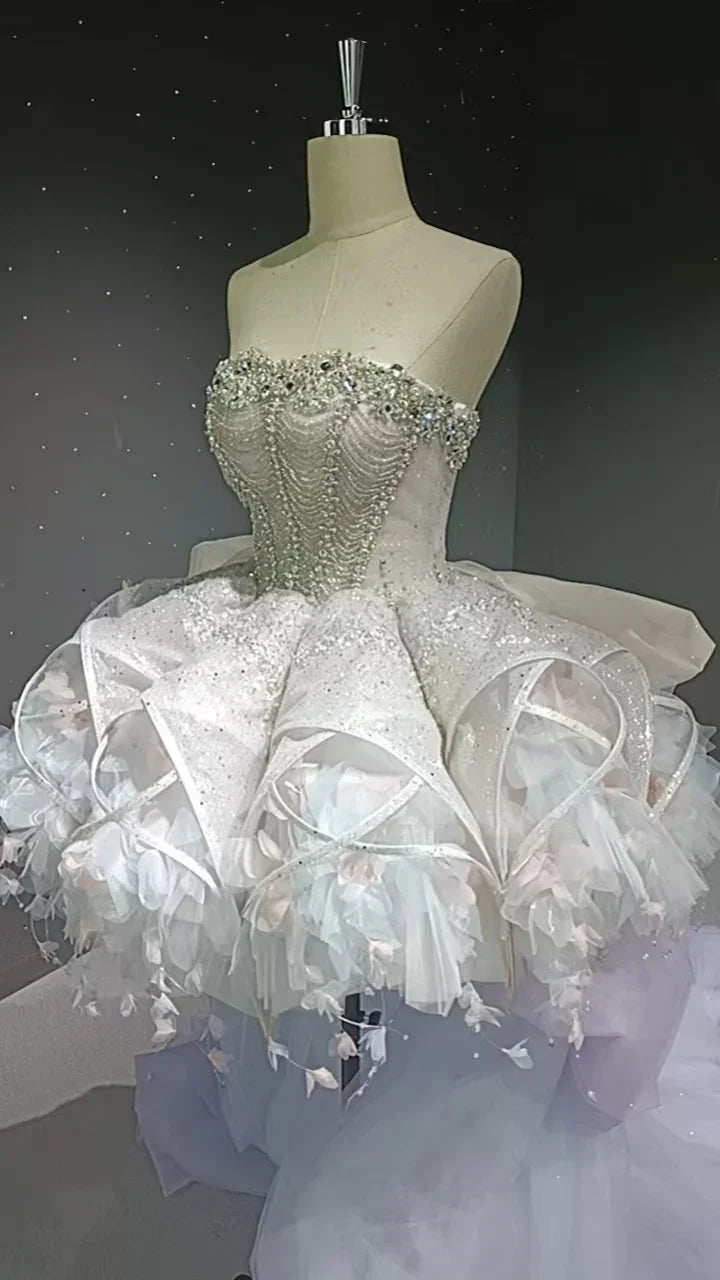 Vestido com botão de flor adornado com cristais e penas véu estrelado