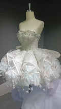 Vestido com botão de flor adornado com cristais e penas véu estrelado