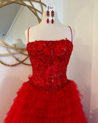 Abito lungo da sera a balze in tulle con paillettes a linea ad A