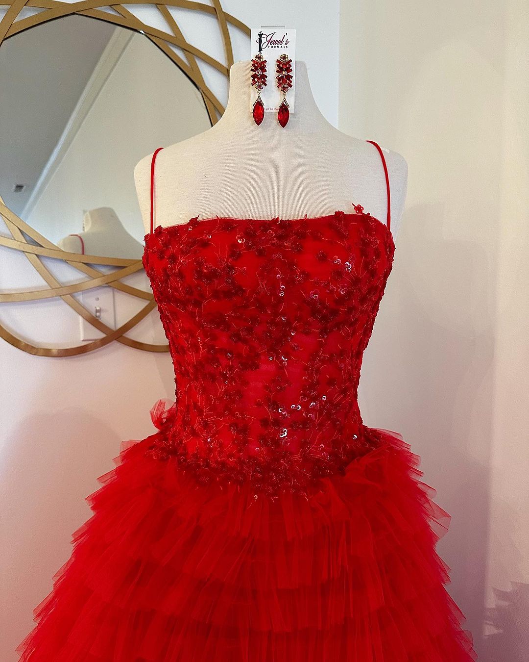 Abito lungo da sera a balze in tulle con paillettes a linea ad A