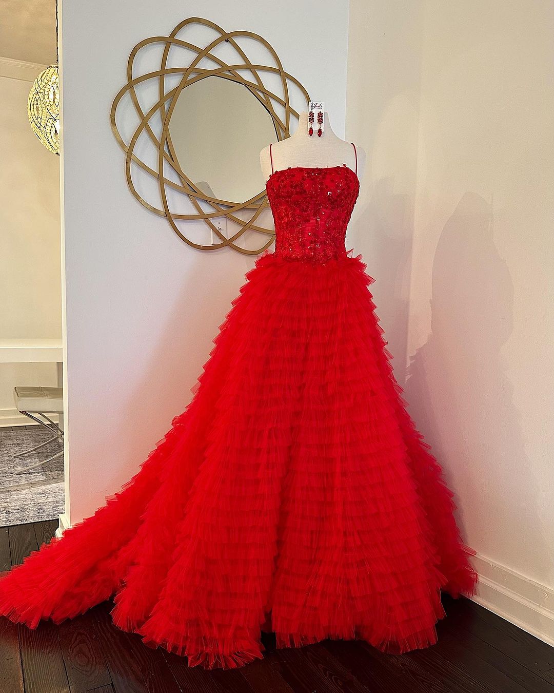 Abito lungo da sera a balze in tulle con paillettes a linea ad A
