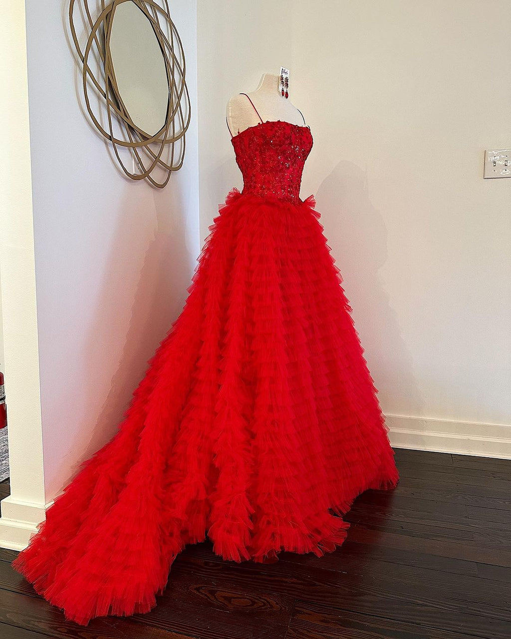 Abito lungo da sera a balze in tulle con paillettes a linea ad A