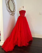 Abito lungo da sera a balze in tulle con paillettes a linea ad A