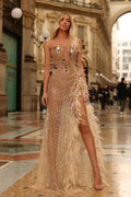 Abito lungo da sera color champagne con scollo a V, paillettes, piume e spacco alto