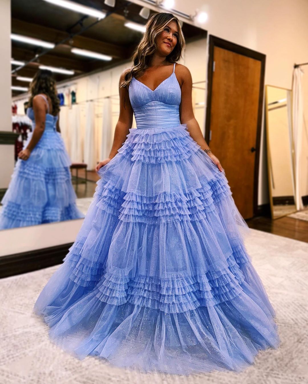 Abito da sera lungo a strati in tulle scintillante con scollo profondo a V a linea ad A