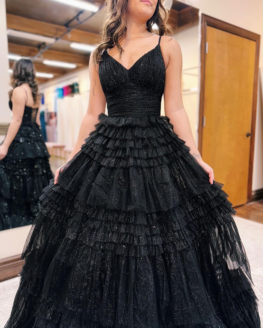 Abito da sera lungo a strati in tulle scintillante con scollo profondo a V a linea ad A