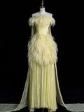 Vestido de noite amarelo formal deslumbrante com penas de tule e sem alças Y8007
