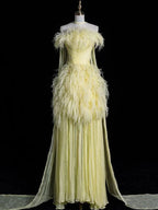 Vestido de noite amarelo formal deslumbrante com penas de tule e sem alças Y8007