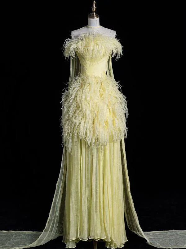 Vestido de noite amarelo formal deslumbrante com penas de tule e sem alças Y8007