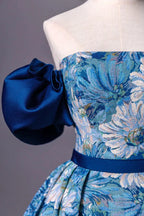 Abito da sera lungo a linea ad A stampato blu Abito formale blu con spalle scoperte Y4605