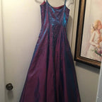 Splendido abito da sera viola con perline a linea ad A, spalline sottili, vestito da festa e ballo Y7955