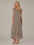 Abito da madre della sposa in chiffon e pizzo con scollo a barca a linea a trapezio, effetto illusione, asimmetrico, con applicazioni e pieghe