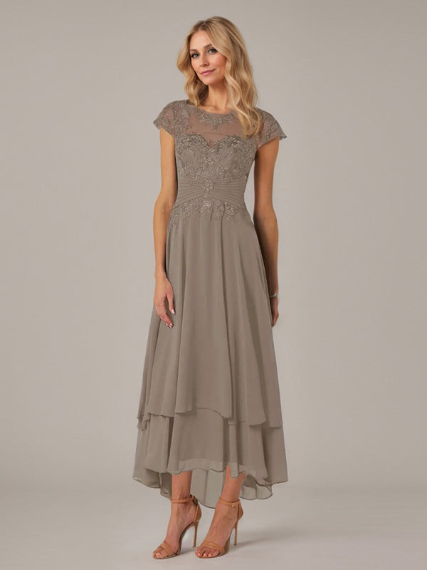 Abito da madre della sposa in chiffon e pizzo con scollo a barca a linea a trapezio, effetto illusione, asimmetrico, con applicazioni e pieghe