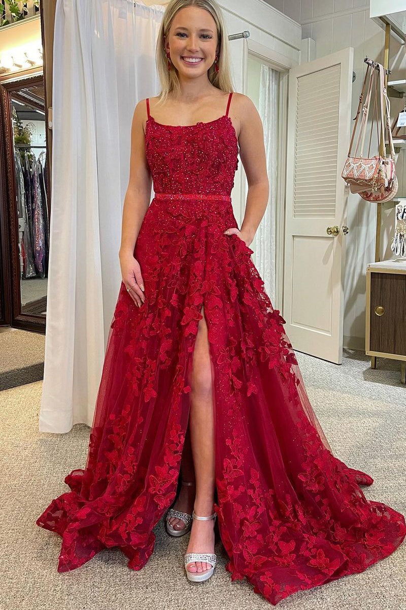 Vestidos de baile vermelhos em renda com decote redondo e corte em A, adornados com contas