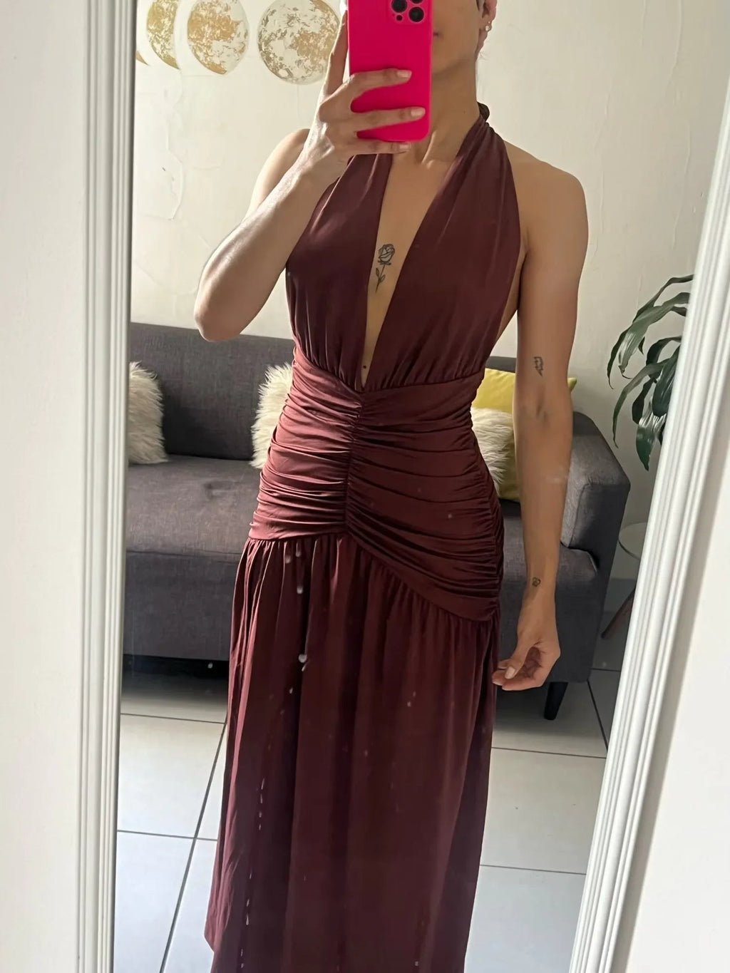 Vestito da sera marrone scollato a collo halter, linea a trapezio con spacco, scollatura profonda a V, modello Y8481