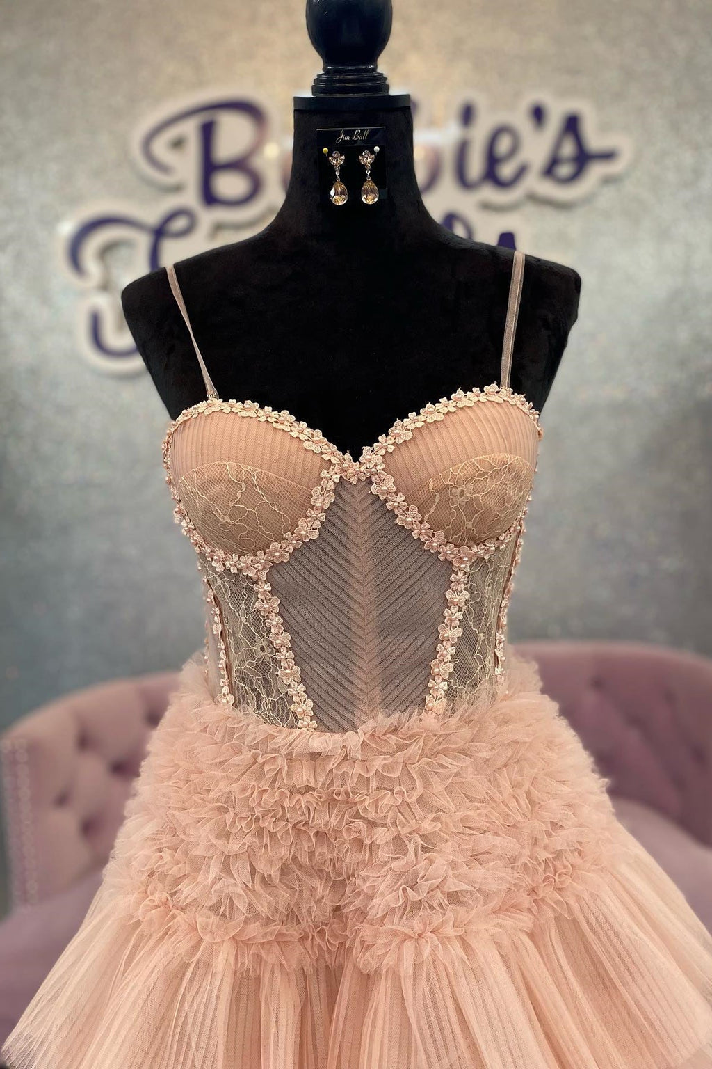 Abito da sera a linea ad A con strati di balze in tulle rosa rossastro e schiena allacciata con pizzo