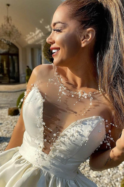 Vestido de fiesta corto color marfil con escote ilusión y cuentas, corte A