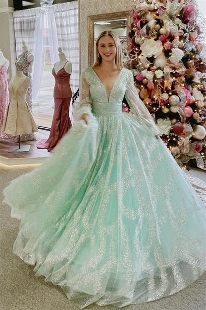 Vestido de fiesta largo con escote en V pronunciado, mangas ilusión y cuentas