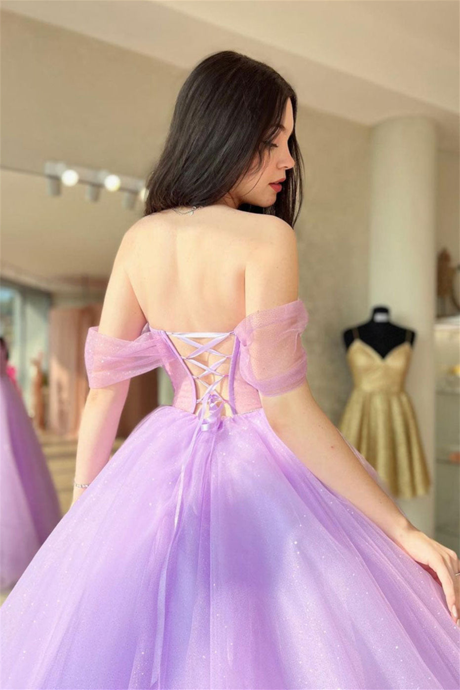 Vestido longo lilás de baile com tule, decote ombro a ombro e atilhos de renda