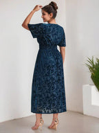 فستان أم العروس مخملي بطول الشاي، برقبة على شكل حرف V، بقصة على شكل حرف A ومقاس كبير