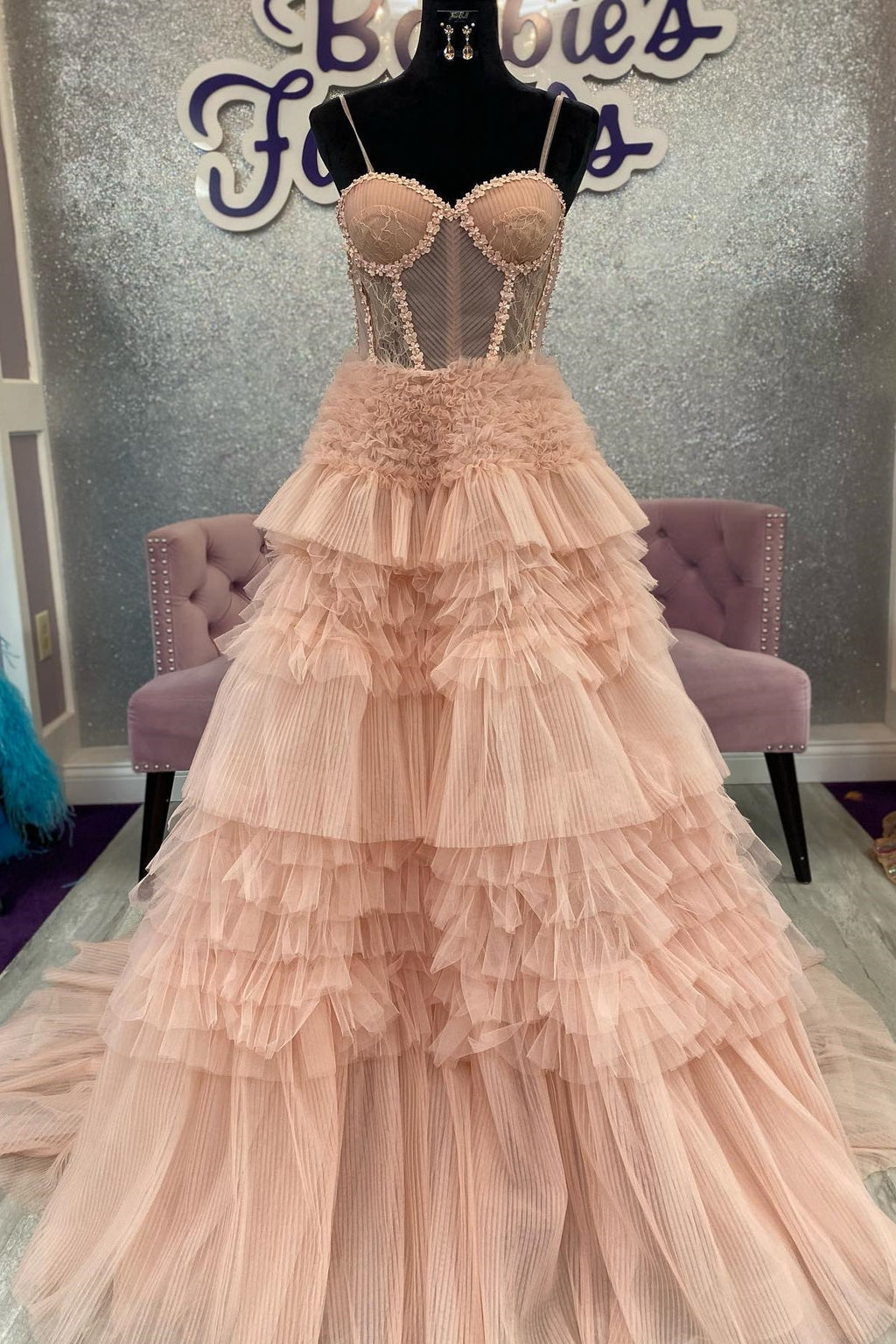 Abito da sera a linea ad A con strati di balze in tulle rosa rossastro e schiena allacciata con pizzo