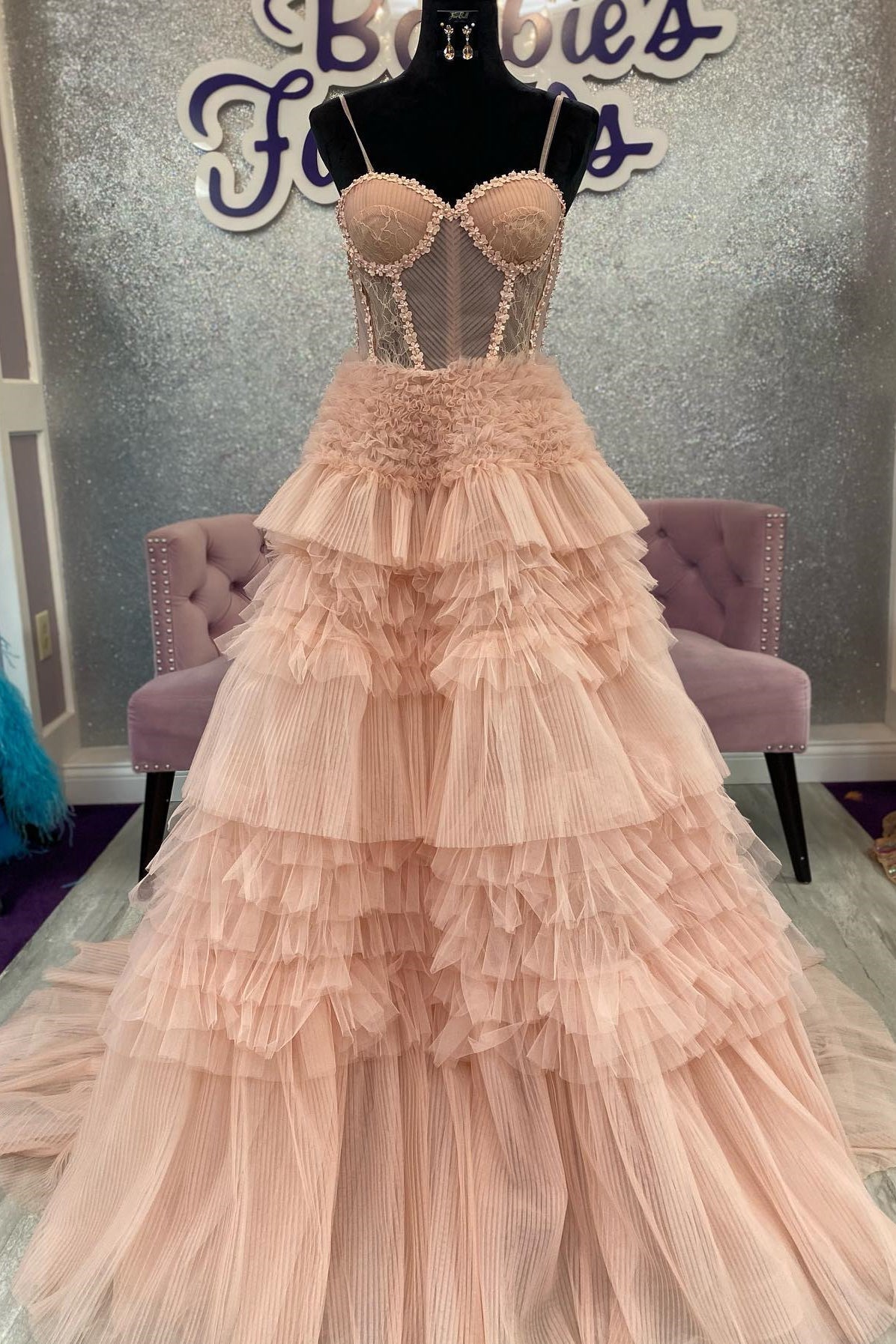 Abito da sera a linea ad A con strati di balze in tulle rosa rossastro e schiena allacciata con pizzo