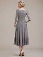 Robe de mère de la mariée en dentelle et mousseline, longueur thé, coupe en A avec encolure dégagée