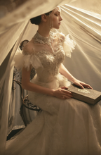 Abito da sposa sirena con perline, collo alto e maniche di tulle arricciato
