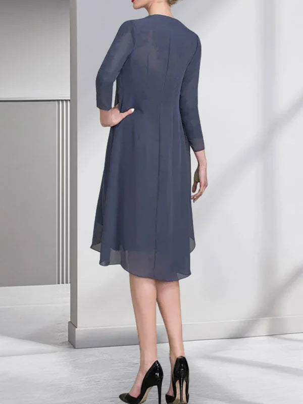 Robe de mère de la mariée en mousseline, longueur genou, coupe fourreau/colonne, ornée de perles, appliques en dentelle, paillettes et plis