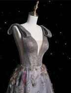 Charmantes graues Ballkleid mit V-Ausschnitt, Tüll und Blumenmuster, langes Abendkleid, Abschlussballkleid Y7953