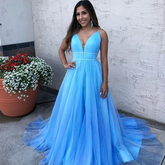 Vestido de fiesta azul de tul con escote en V y tirantes finos sin mangas largo