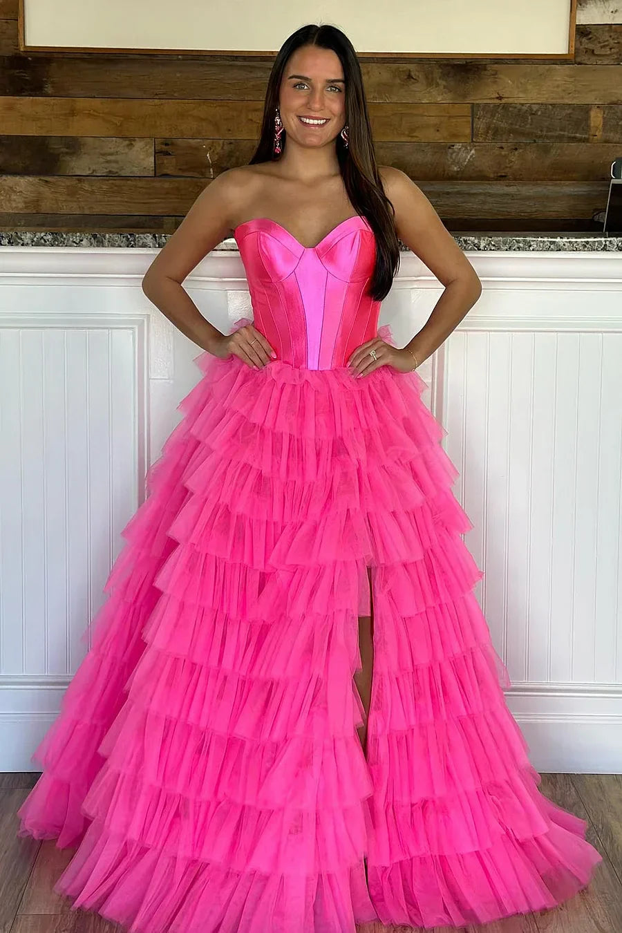 Abito da sera a balze in tulle con scollo a cuore e spacco, linea a trapezio