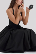 Robe mi-longue trapèze à col en V profond et bretelles fines