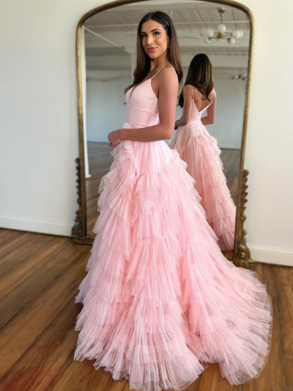 Vestido de fiesta de tul escalonado con tirantes finos y corte en A 