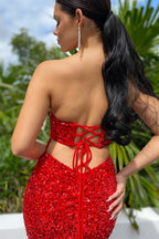 Elegante abito lungo da sera a sirena con scollo a cuore e paillettes, con balze