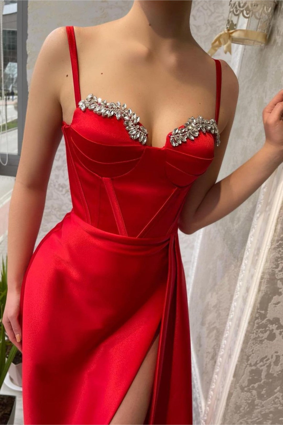 Robe de bal longue rouge en satin à fines bretelles style sirène avec fente haute