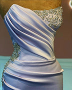 Vestido longo de baile de finalistas sereia drapeado, sem alças e com abertura frontal dividida