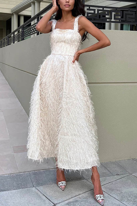 Feenhafter und attraktiver Look, flauschiges Midikleid aus Quastenstoff mit quadratischem Ausschnitt 