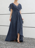 Robe longue en mousseline bleu poussiéreux à col en V avec manches volantées et jupe à volants