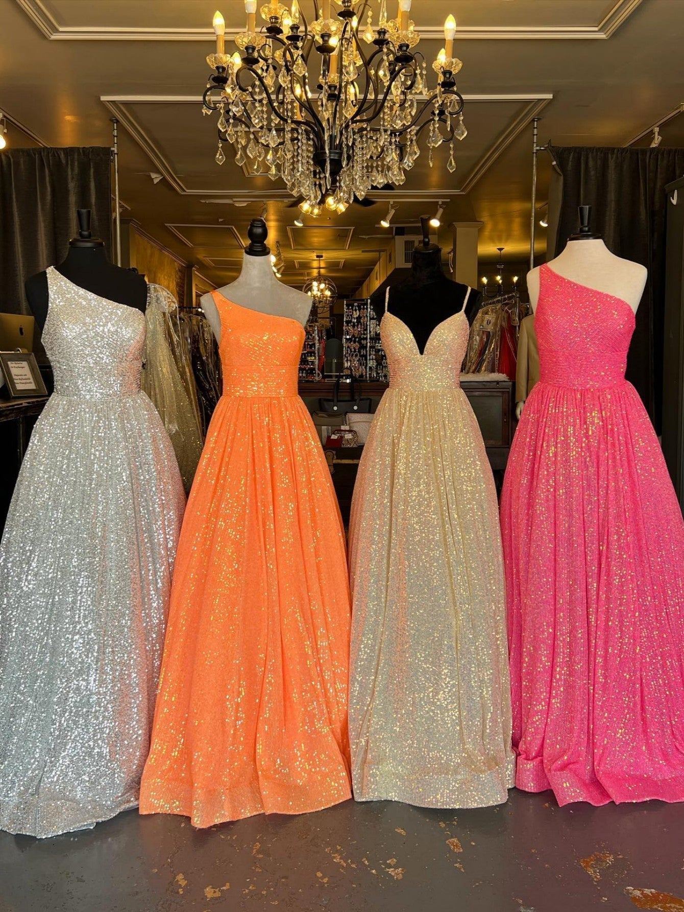 Abito da sera con paillettes, monospalla a linea ad A, con tasche