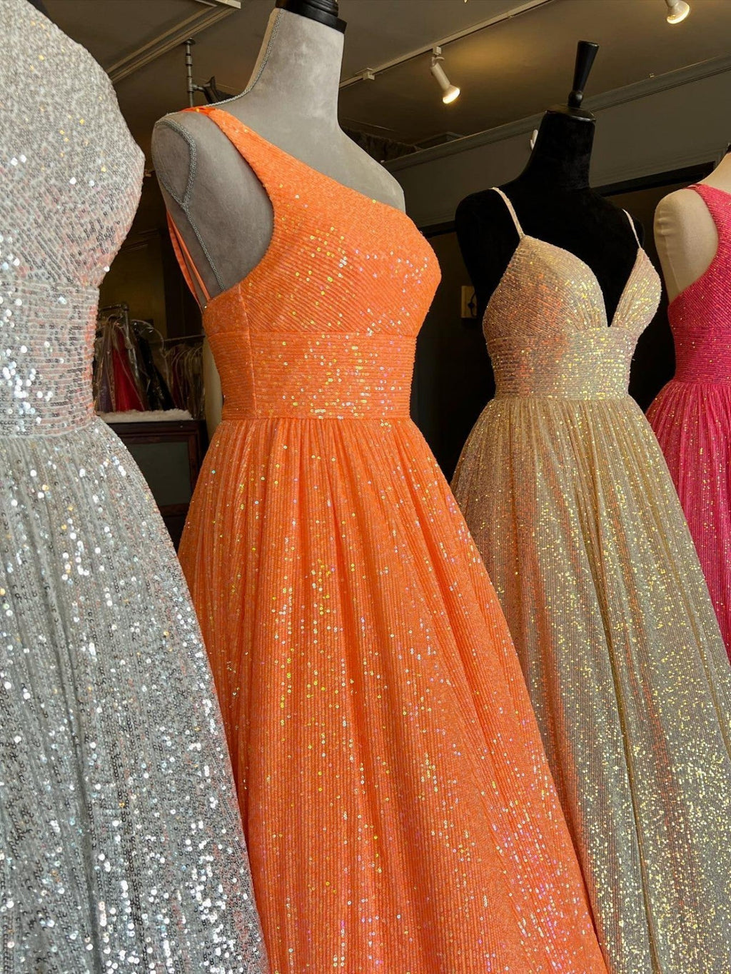 Abito da sera con paillettes, monospalla a linea ad A, con tasche