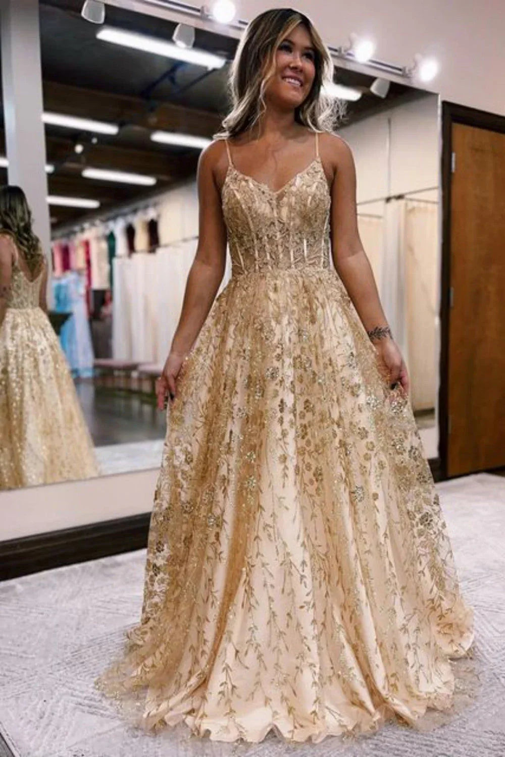 Robe de bal lilas à corset avec bretelles spaghetti en ligne A et appliques